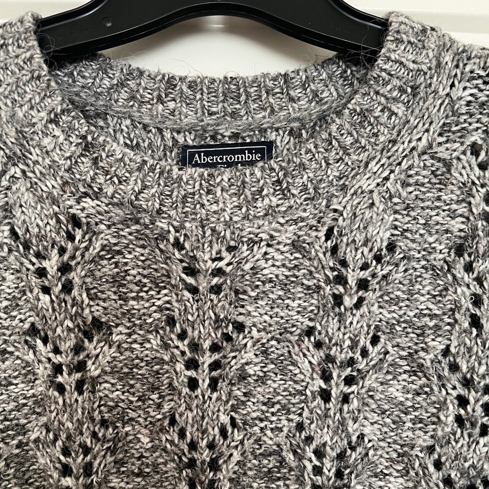 Abercrombie & Fitch Grey Cable Knit Sweater - Size Small